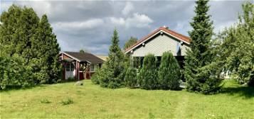 ruhige Dorflage: großes Grundstück am Feld samt gepflegten Holzhaus und Nebengebäude