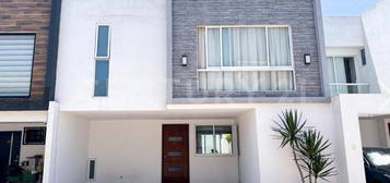 Casa En Venta, 3 Recamaras Roof Garden Tlaxcalancingo San Bernardino Tlaxcalnzin