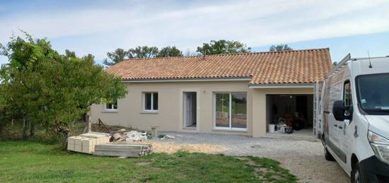 Maison de plain-pied  à louer, 5 pièces, 3 chambres, 91 m²