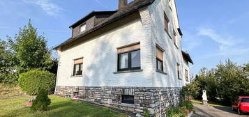 Einfamilienhaus mit neuer Heizung, Garten und großer Garage in zentraler Lage von Ransbach-Baumbach