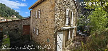 En Ardèche, dans un hameau paisible, petite maison de 30m² meublée avec des caves, un très beau terrain et stationnement