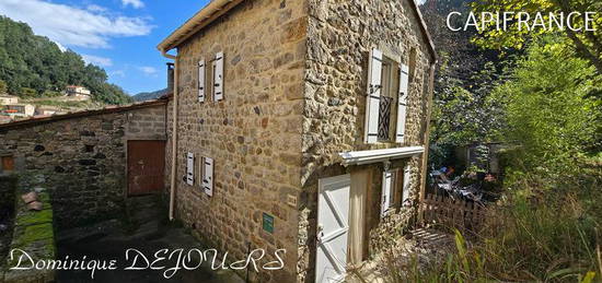 En Ardèche, dans un hameau paisible, petite maison de 30m² meublée avec des caves, un très beau terrain et stationnement