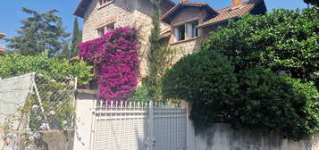Villa en pierres sur le port de GARAVAN