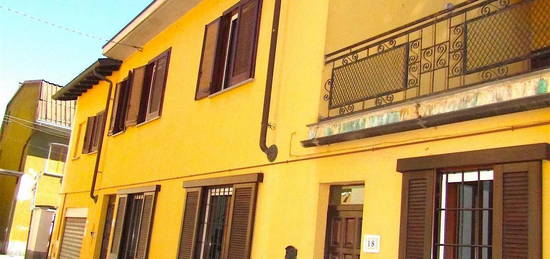 CASA INDIPENDENTE con AUTORIMESSA e CORTILE di PRO