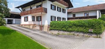 Viel Platz: Großzügiges 3-Familienhaus mit Nebengebäude in Vogtareuth