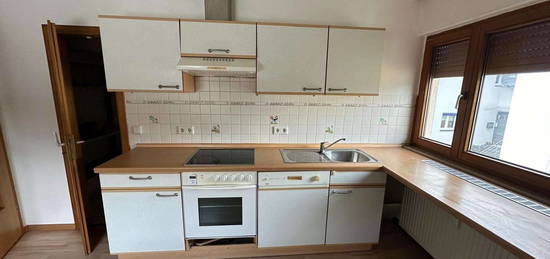 Attraktive und vollständig renovierte 3-Zimmer-Wohnung mit Balkon und Einbauküche in Buseck