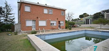 Chalet en calle Mónaco en Calalberche, Santa Cruz del Retamar