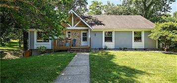 8509 NW 62nd St, Parkville, MO 64152