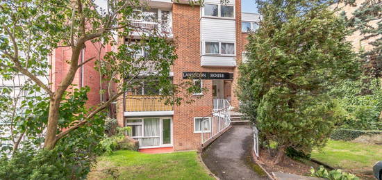 Flat to rent in Brighton Road, Sutton SM2