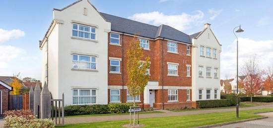 Flat to rent in Highwood Crescent, Horsham RH12