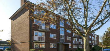 Flat to rent in Garden Court, Lichfield Road, Kew, Richmond TW9