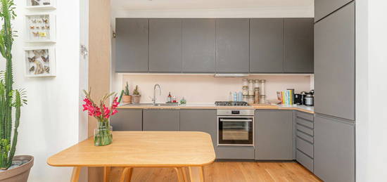 Flat for sale in Huddleston Road, London N7