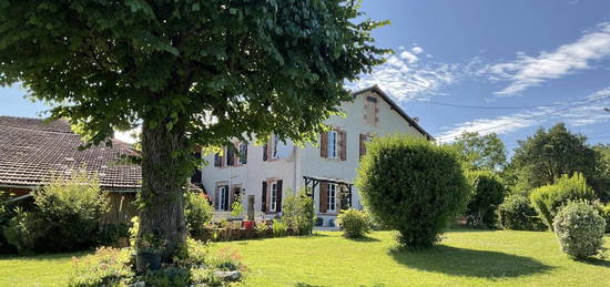 Magnifique et grande maison renovée avec dépendances, mare et pi