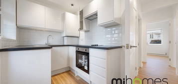 Flat to rent in Oakleigh Close, London N20