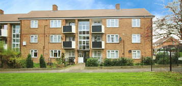 Flat to rent in The Fairway, Bedford, Bedfordshire MK41