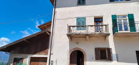 Porzione di casa con ampio terreno Agricolo