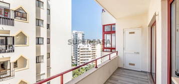 Apartamento T2 Renovado com Vista Mar na Praia da Rocha