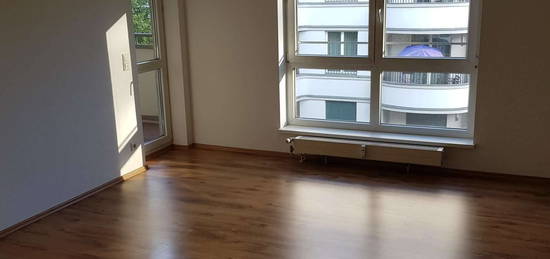 Helle 1,5-Zimmer-Wohnung mit EBK und Balkon in Friedrichshain