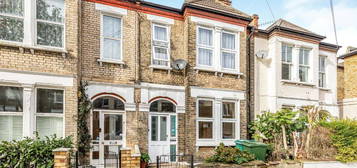 Maisonette for sale in Avarn Road, London SW17