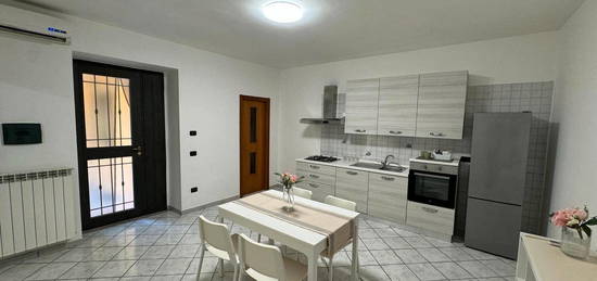 Rif 915 bilocale con arredo moderno zona centrale