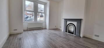 Flat to rent in Dingwall Road, Earlsfield, Wandsworth SW18