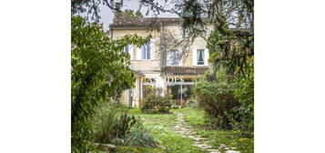 Maison en pierre avec jardin et garages