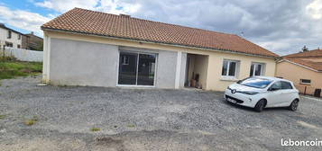 Location St Julien maison de plain-pied 1200