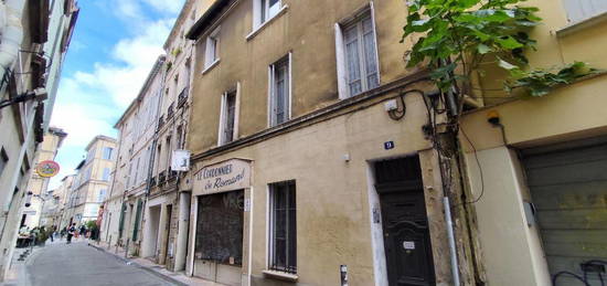 Avignon Intra-Muros, Appartement type 2 à rénover avec cour