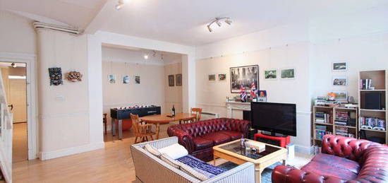 Flat to rent in Gloucester Road, London SW7