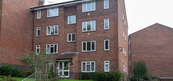 Flat to rent in St. Leonards Park, East Grinstead RH19