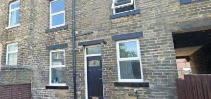 Terraced house to rent in Cemetery Road, Bradford BD8