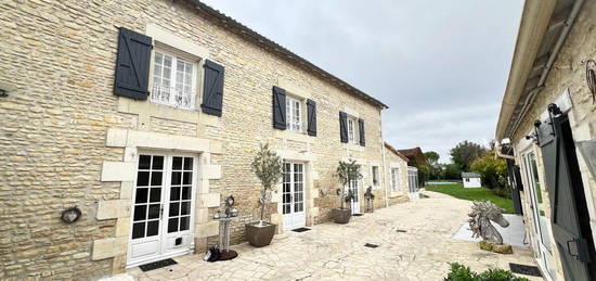 Maison ancienne à Neuville De Poitou