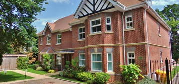 Flat to rent in Tudor Court, London Road, Windlesham GU20