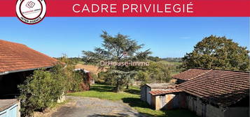 CALME et CADRE privilégié pour cette Ancienne ferme de plain pied avec nombreuses dépendances Sur 2,7 HA