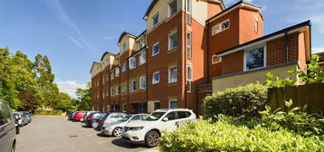 Flat for sale in Oaktree Court, Addlestone Park, Addlestone, Surrey KT15