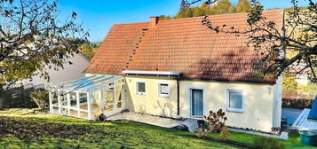 Sonnenverwöhnte Lage im Grünen... gepflegtes Haus mit Wintergarten, 2 Garagen und Garten, Wohnfl. 160m², Grund 1.100m²!