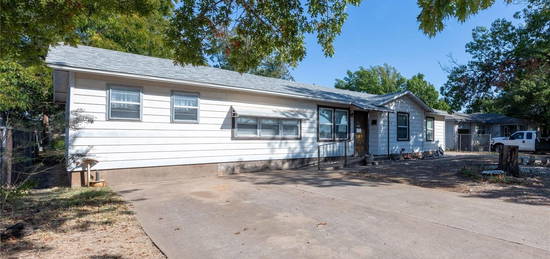 1110 E Ikard St, Henrietta, TX 76365