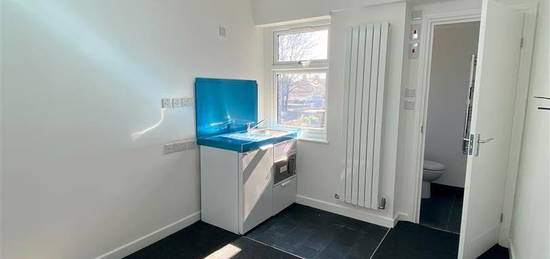 Room to rent in St. Johns Road, Seven Kings, Ilford IG2