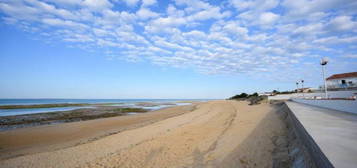 LA TRANCHE SUR MER RARISSIME LA GRIERE A 500M DES PLAGES APPARTEMENT TYPE 4 VIABILISE A FINIR AVEC PATIO