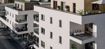 +++ NEUBAU ERSTBEZUG: Lichtdurchflutete 2,5 ZKB Wohnung mit Terrasse, EBK & TG-Stellplatz +++