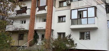 Apartament decomandat cu 2 camere, amplasat central in zona Arcu