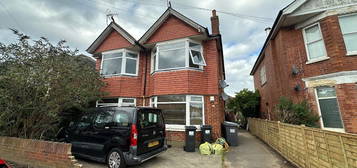 Flat to rent in Shelbourne Road, Bournemouth BH8