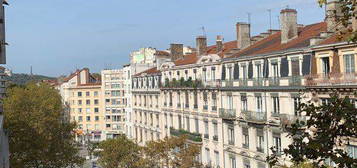 Métro Garibaldi T2 avec balcon au 6 eme etage