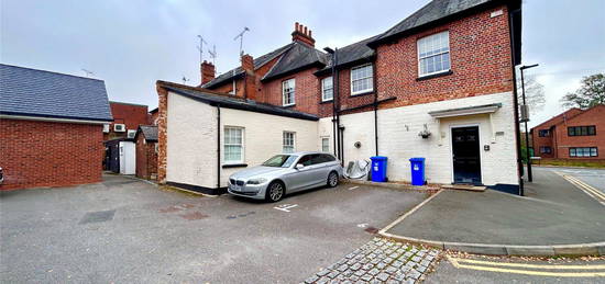 Maisonette to rent in High Street, Crowthorne, Berkshire RG45