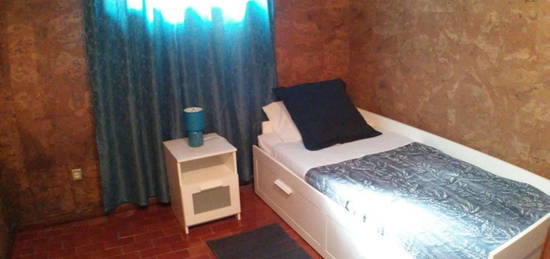 250959 - Quarto com cama de solteiro em moradia...