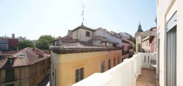 &#xC1;tico en calle de Alfonso VI