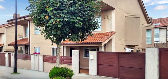 Chalet pareado en venta en calle da Barrosa, 67