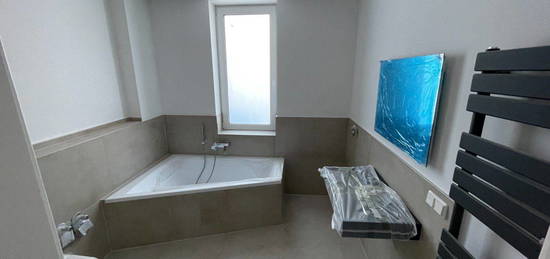 2 Zimmer Wohnung,Fußbodenheizung,Regendusche, Badewanne,Vinyl uvm