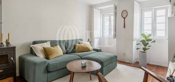 Apartamento T1+2 triplex, com logradouro,em Lisboa