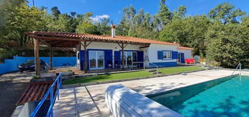 Atrativo bungalow com alojamento separado para hóspedes e piscina, rodeado pela natureza e com vistas deslumbrantes para as montanhas.